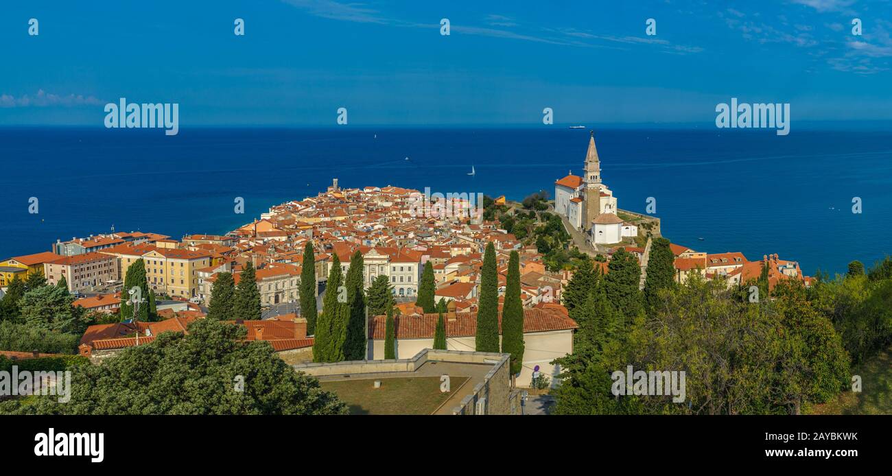 Vista panoramica di pirano oltre il mare Adriatico, Slovenia Foto Stock
