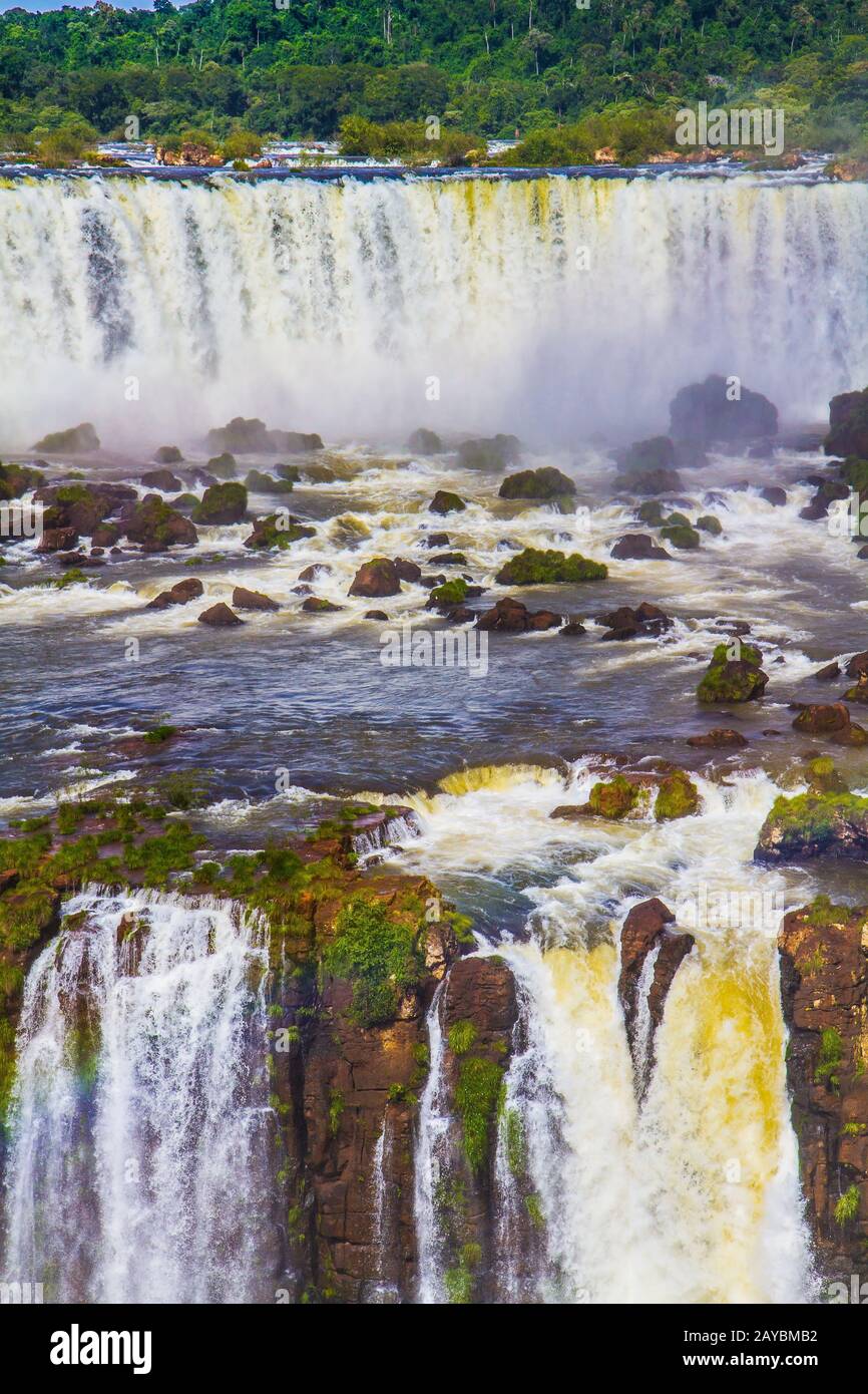 Le cascate creano un forte rumore Foto Stock