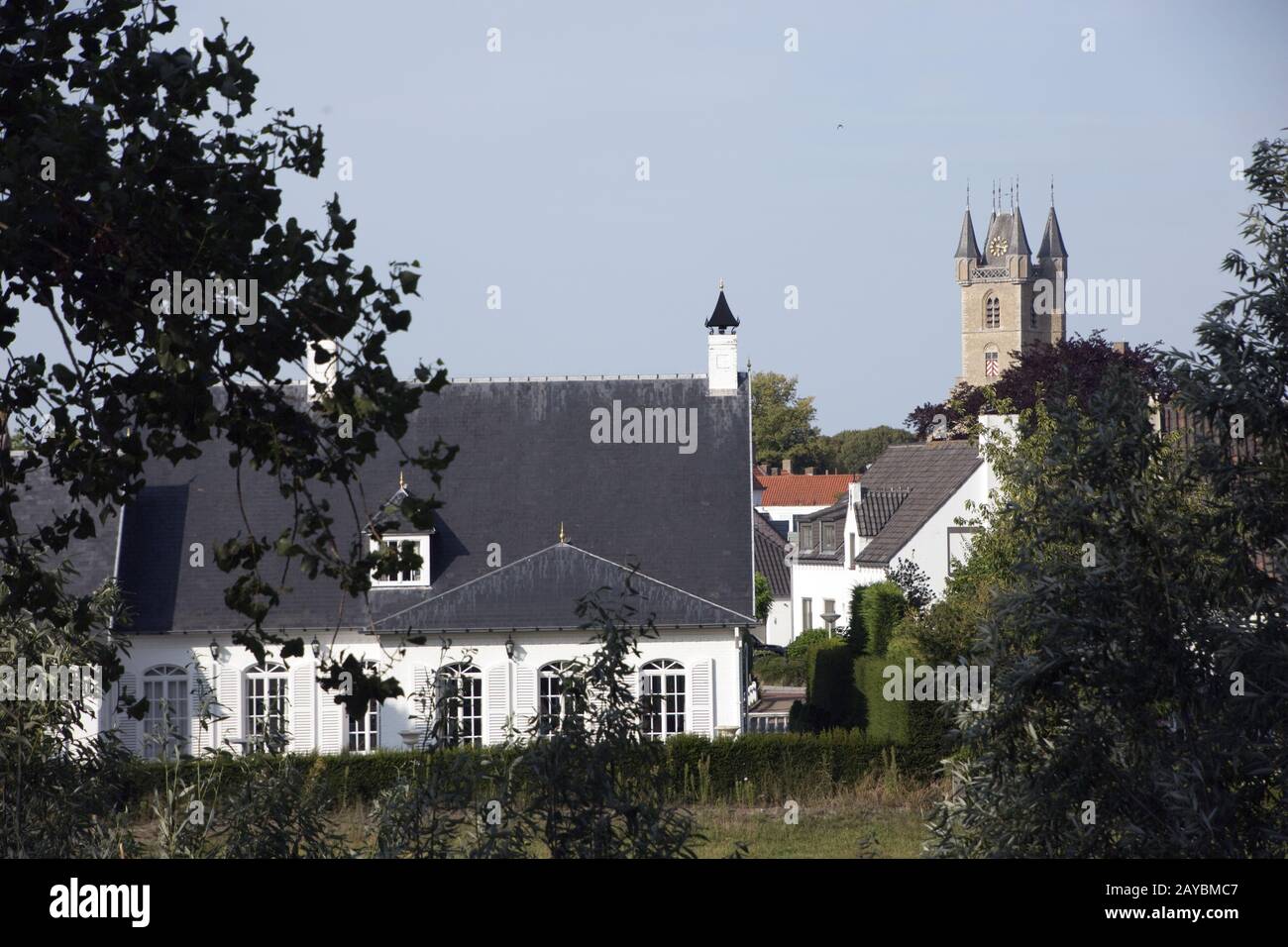 ben tenuta, villa bianca, sullo sfondo il campanile storico presso il municipio Foto Stock