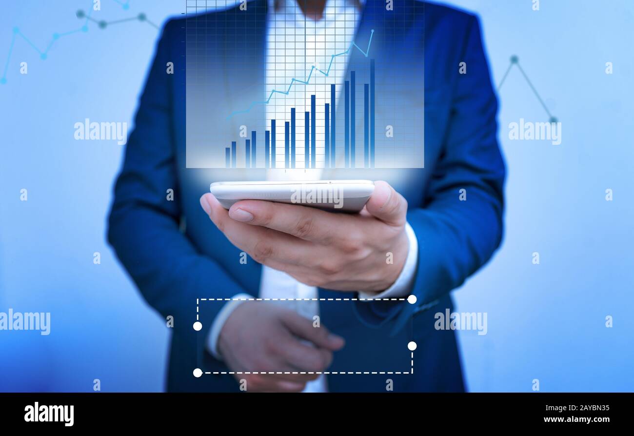 Grafico a barre in aumento della linea di miglioramento e uomo che detiene un tablet smartphone computer. Uomo d'affari e grafico del rapporto crescente. Foto Stock