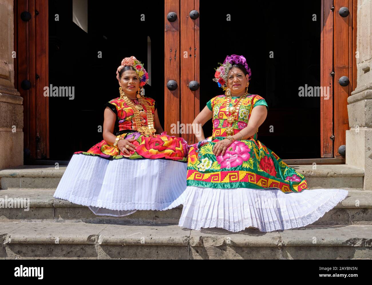 Due Muxes, il "terzo sesso" Zapotec, seduti sul portico di una chiesa in Oaxaca Messico Foto Stock