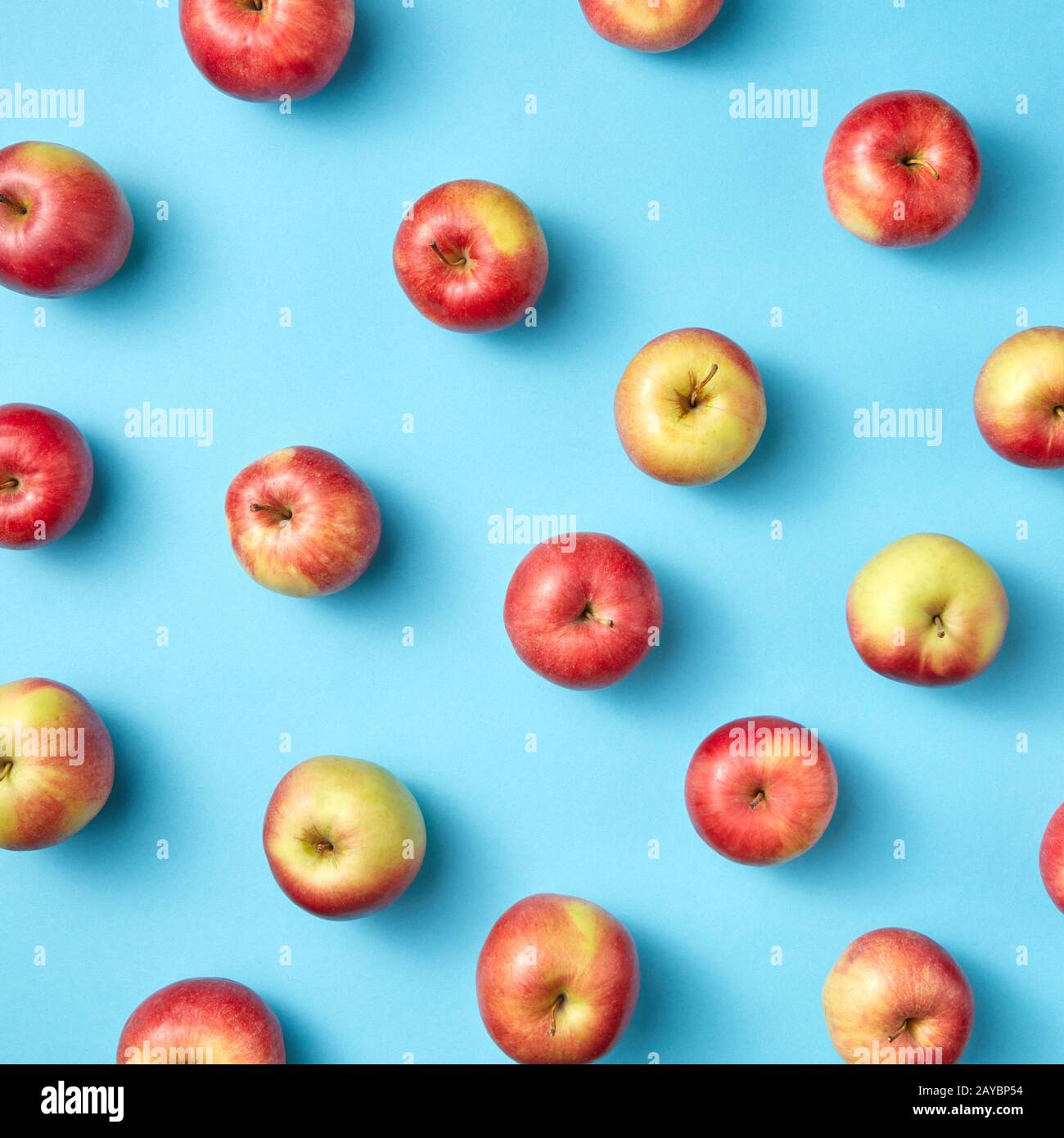 Modello di mele da frutta su blu. Foto Stock