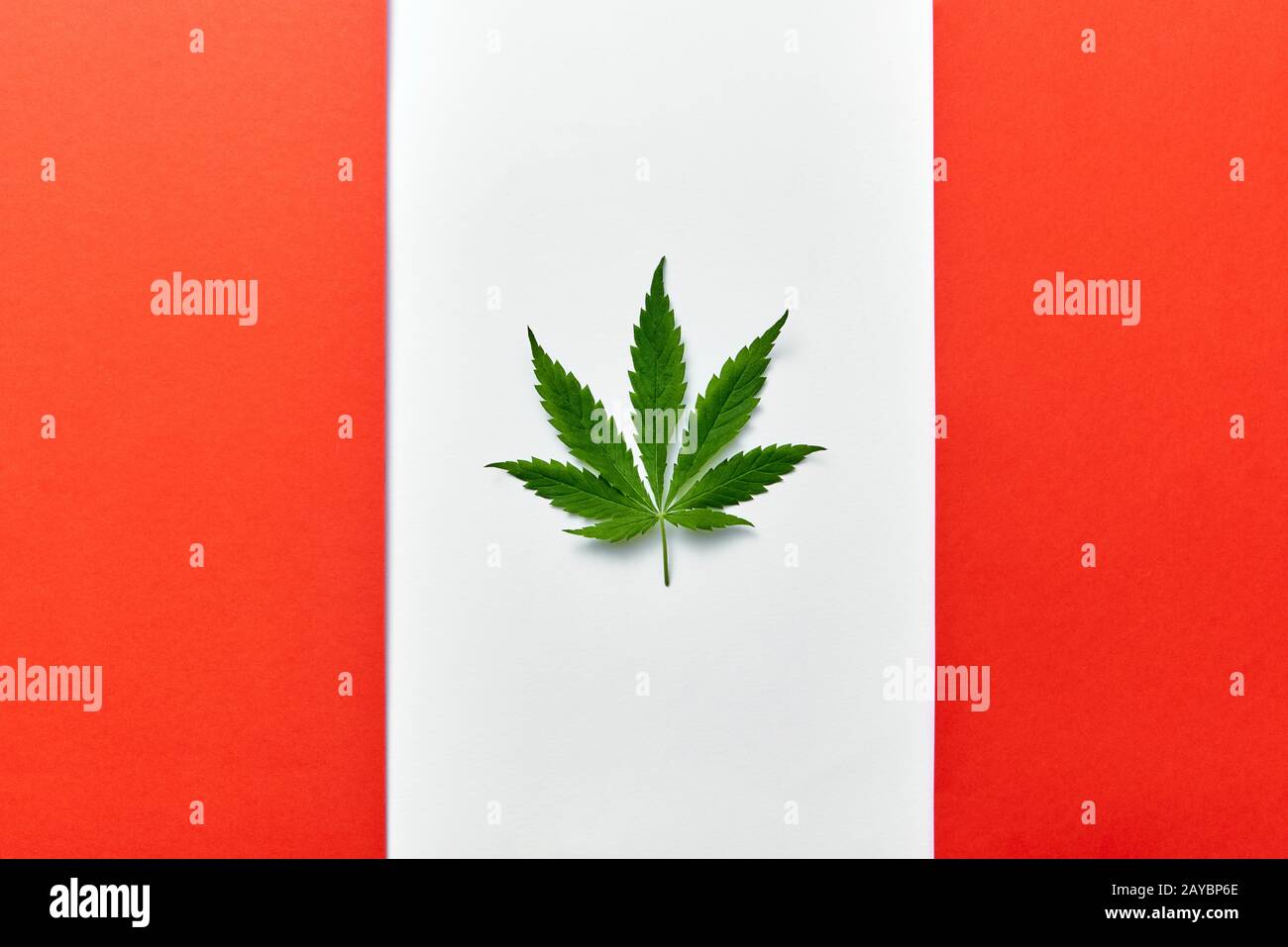 Bandiera canadese alterata con foglia di cannabis verde Foto Stock