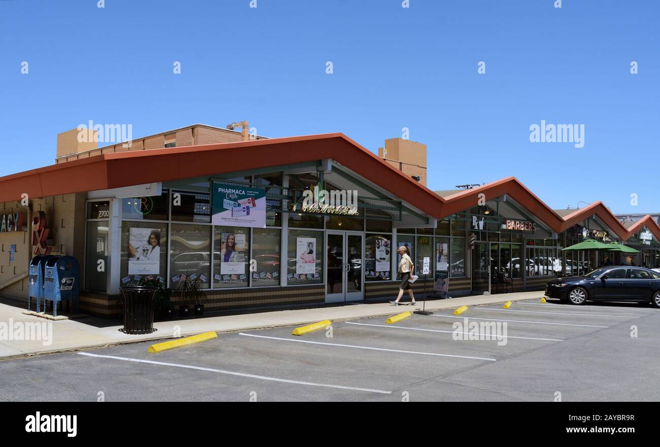 Ideal Broadway Shops, Nel Centro Storico Di Boulder. Aperto nel 1958. L'architettura è considerata Moderna nel mezzo Secolo. Pharmacia è una catena di proprietà locale. Foto Stock