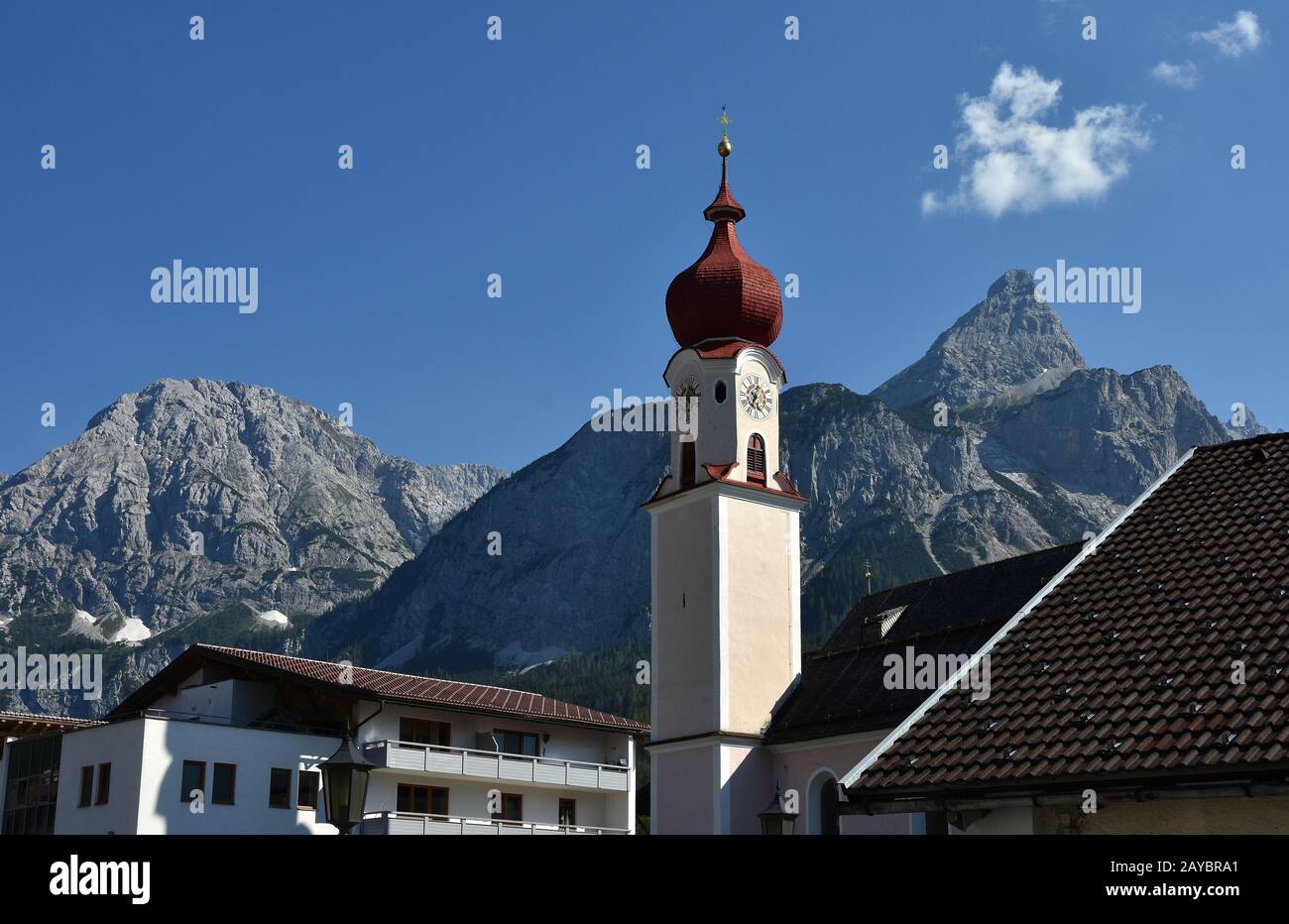 chiesa di Ehrwald, Austrai, di fronte ai monti Mieminger Foto Stock