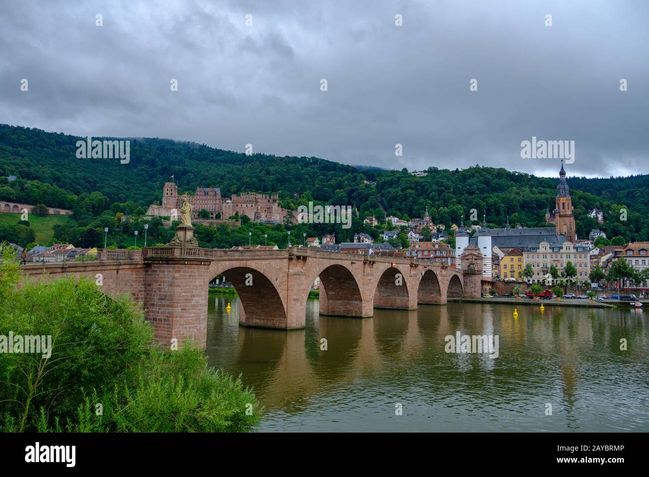 Vista sulla splendida città medievale di Heidelberg e sul fiume Neckar, Germania con il Ponte Vecchio in vista Foto Stock
