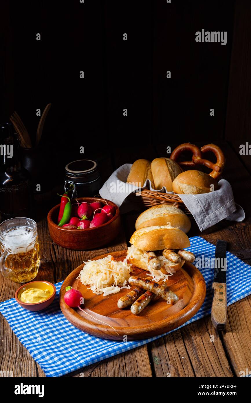 nürnberger rustica, bratwurst con crauti e rotolo Foto Stock
