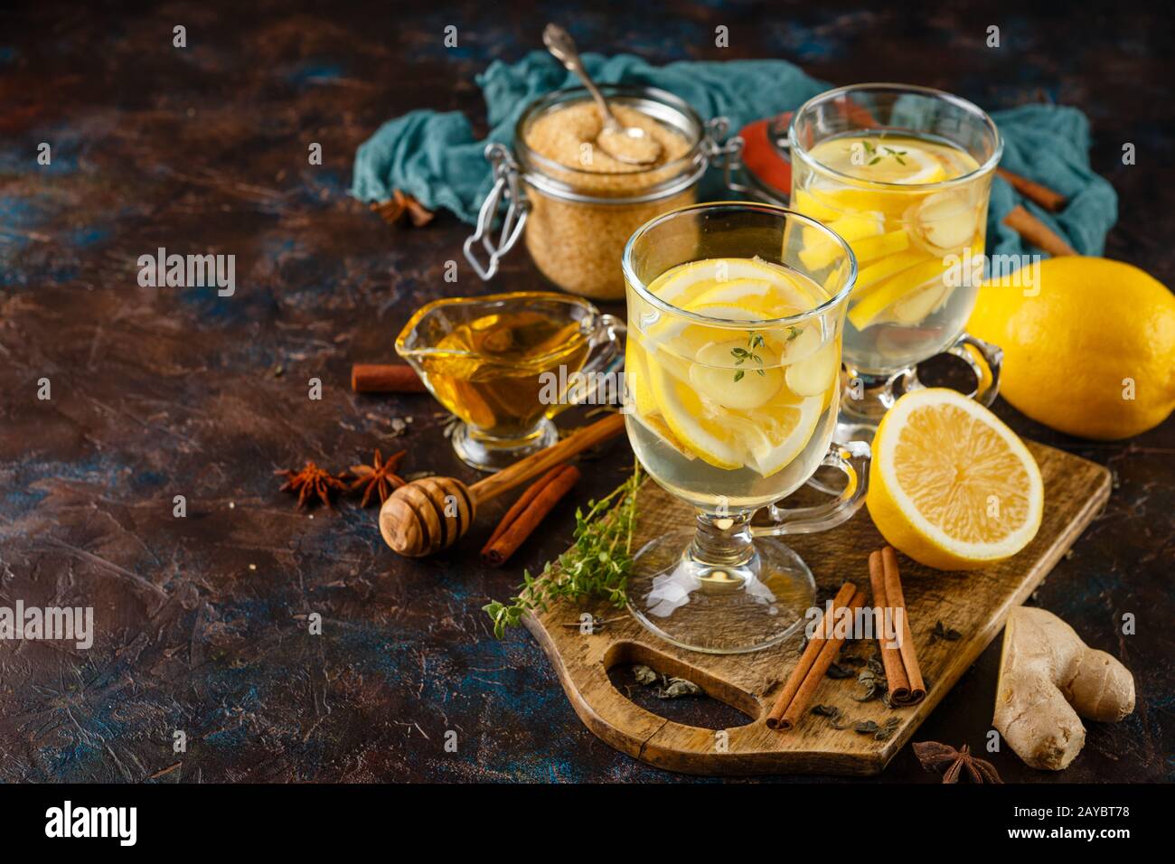 Tazza di tè allo zenzero con miele e limone Foto Stock