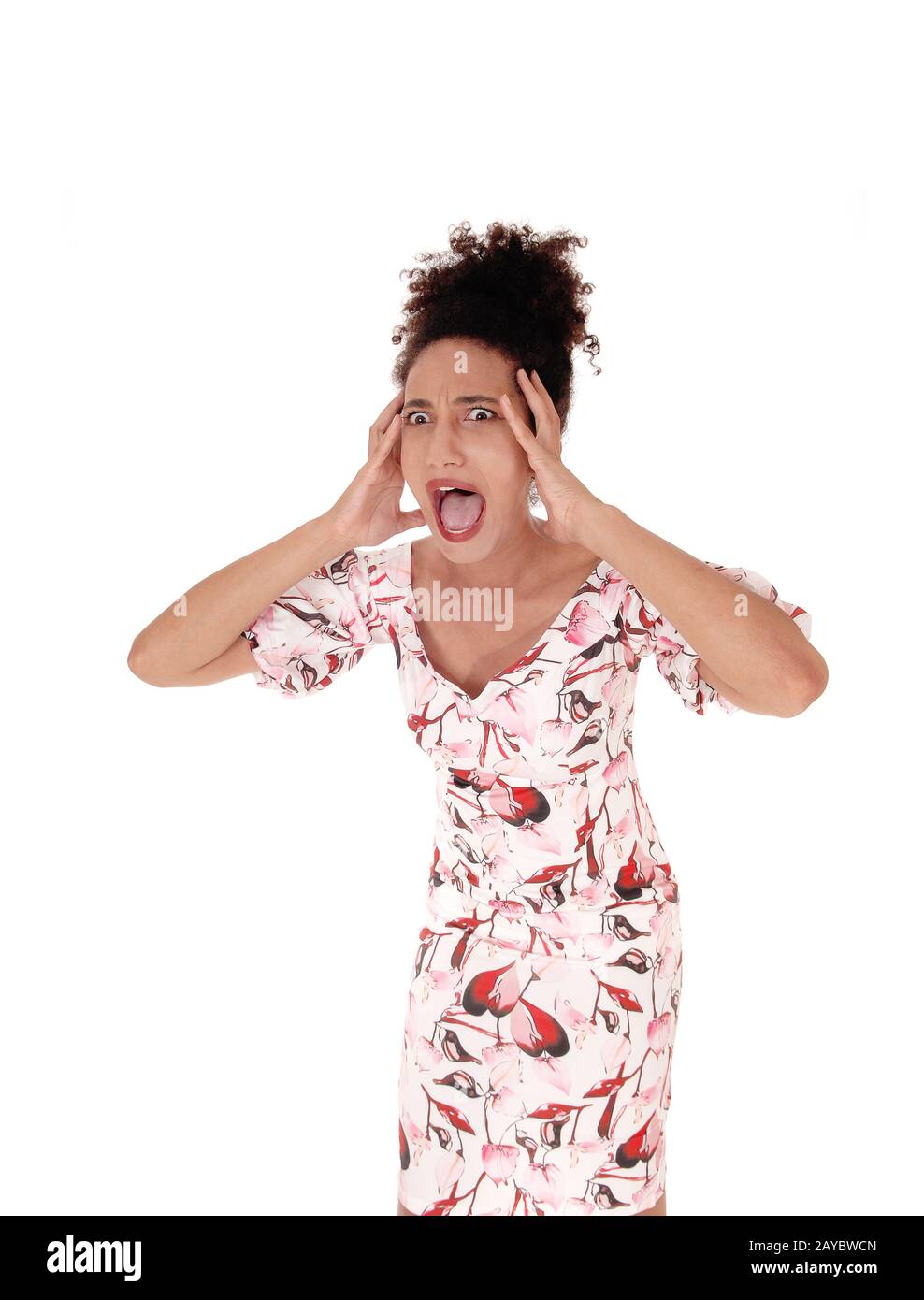 Una bella donna multirazziale urlando con la bocca aperta Foto Stock