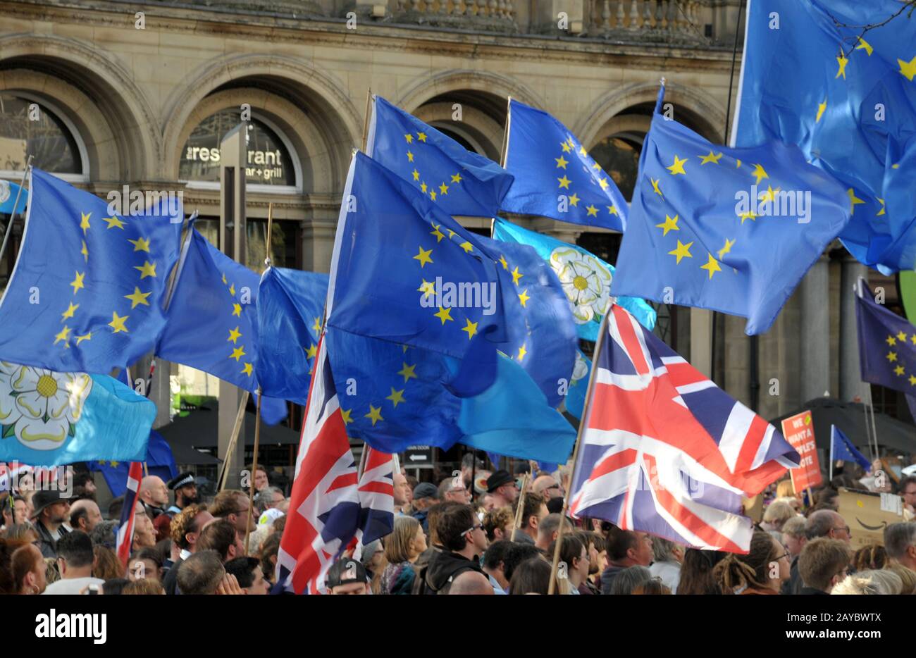 una folla di manifestanti sventola bandiere alla dimostrazione anti brexit di leeds for europe Foto Stock