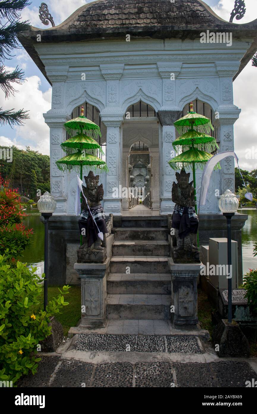 Ingresso al ponte di pietra che conduce al Gili Bale, l'edificio principale del Palazzo Dell'Acqua di Ujung (Taman Ujung), conosciuto anche come Parco Sukasada, Bali Foto Stock