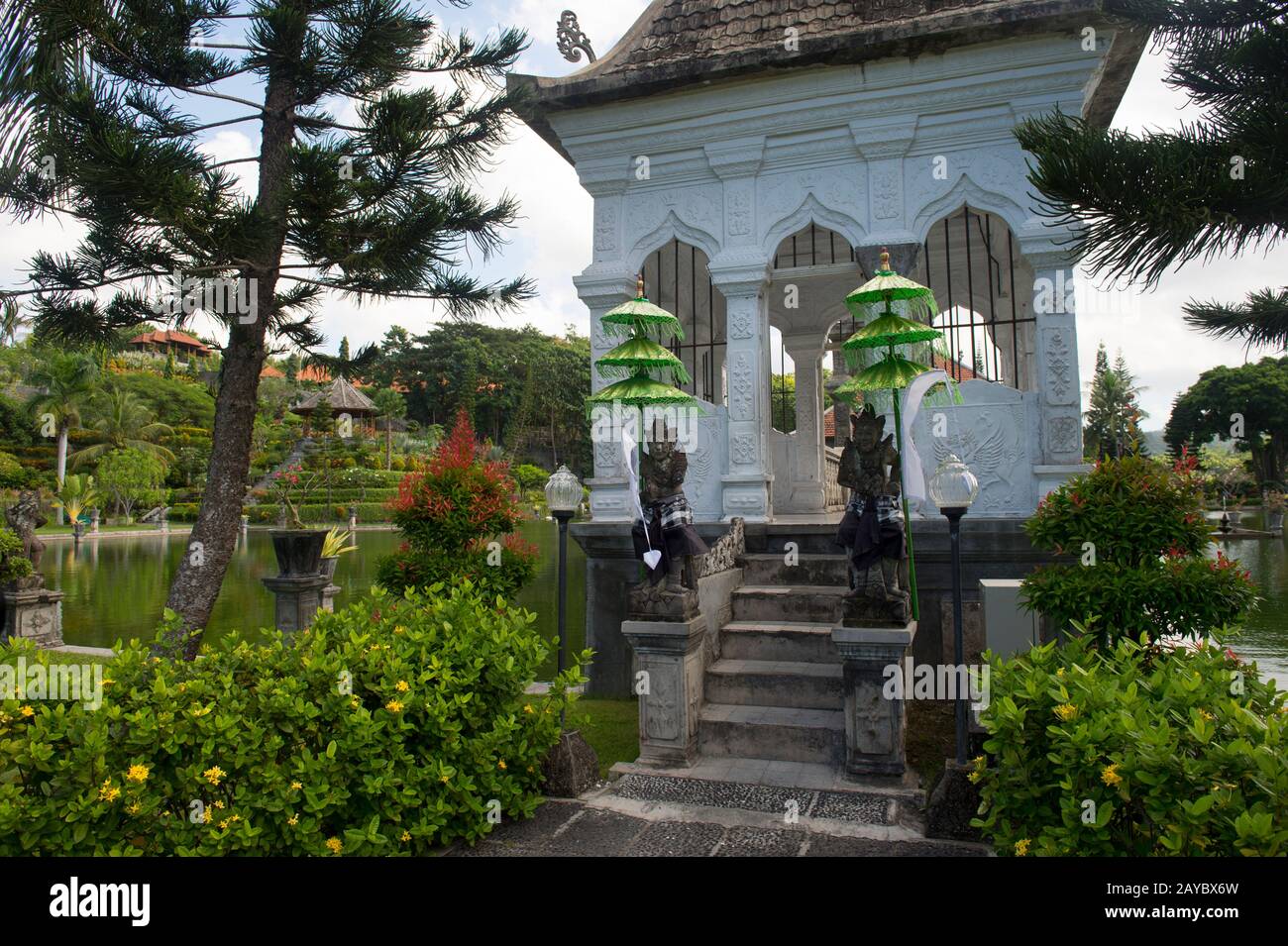 Ingresso al ponte di pietra che conduce al Gili Bale, l'edificio principale del Palazzo Dell'Acqua di Ujung (Taman Ujung), conosciuto anche come Parco Sukasada, Bali Foto Stock