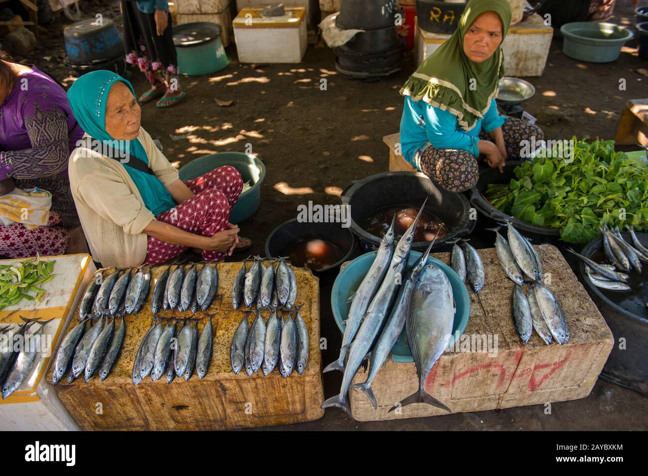 Le mogli di pescatori che vendono pesce fresco vicino al Ujung Water Palace (Taman Ujung), noto anche come Sukasada Park, Bali, Indonesia. Foto Stock