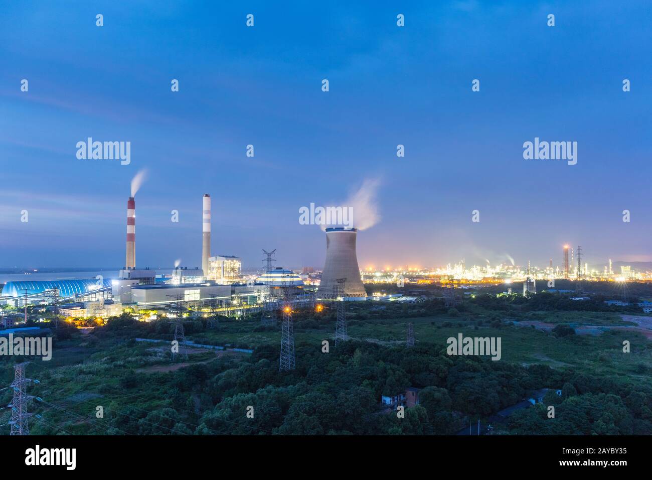centrale a carbone di notte Foto Stock