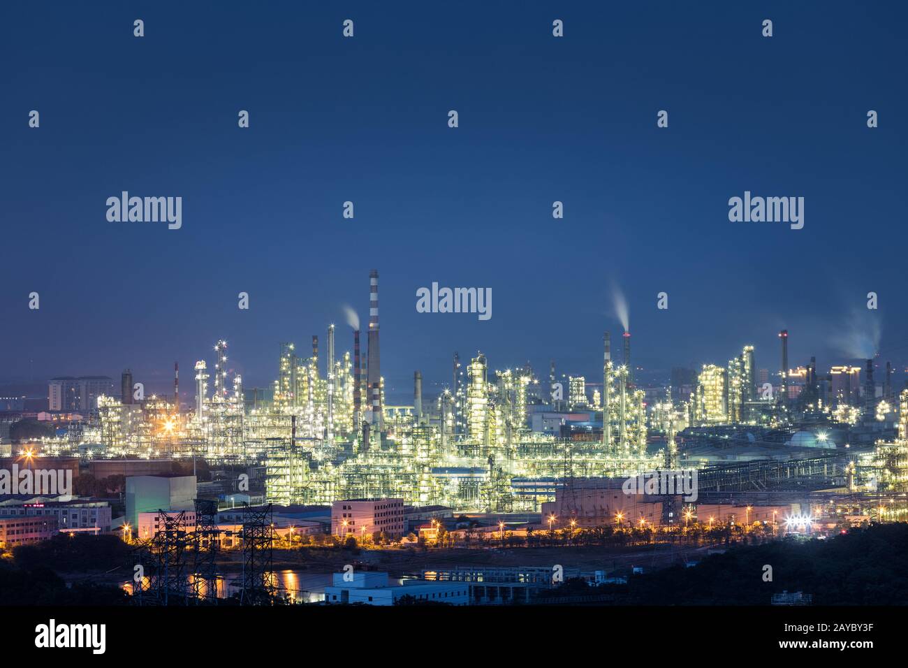 scena notturna di impianto petrolchimico Foto Stock