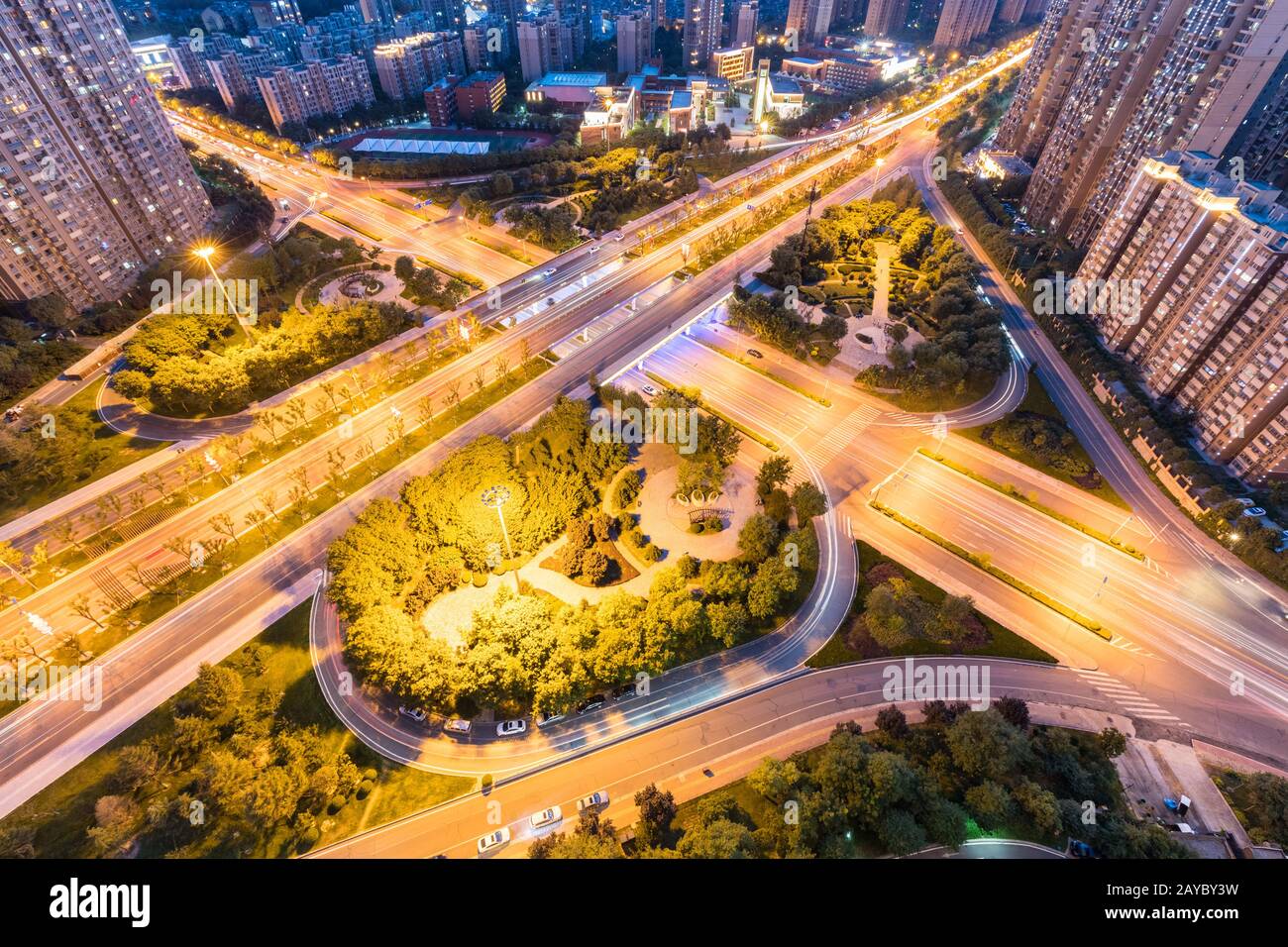 Città nodo stradale di notte Foto Stock