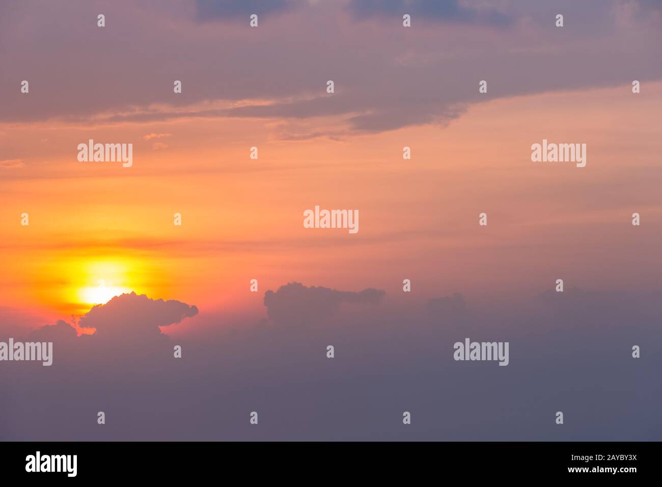 Cielo di tramonto sullo sfondo Foto Stock