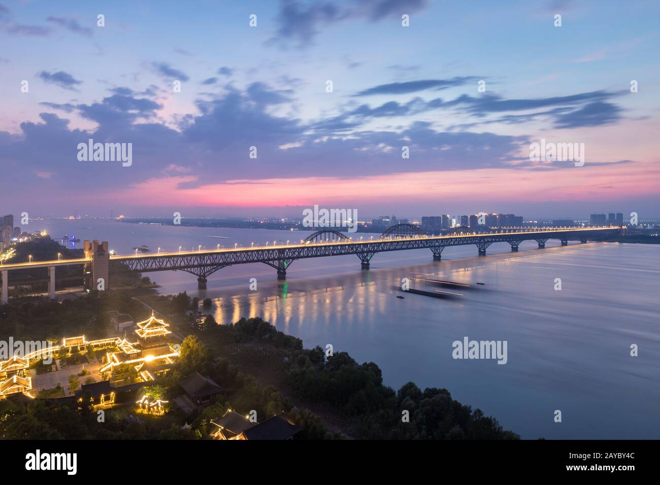 bellissimo ponte sul fiume yangtze di notte a jiujiang Foto Stock