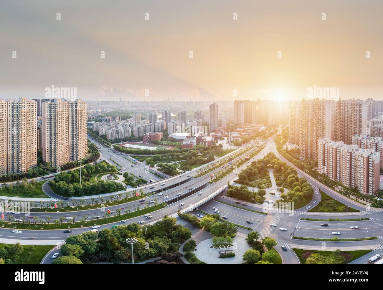 incrocio della strada cittadina al crepuscolo Foto Stock