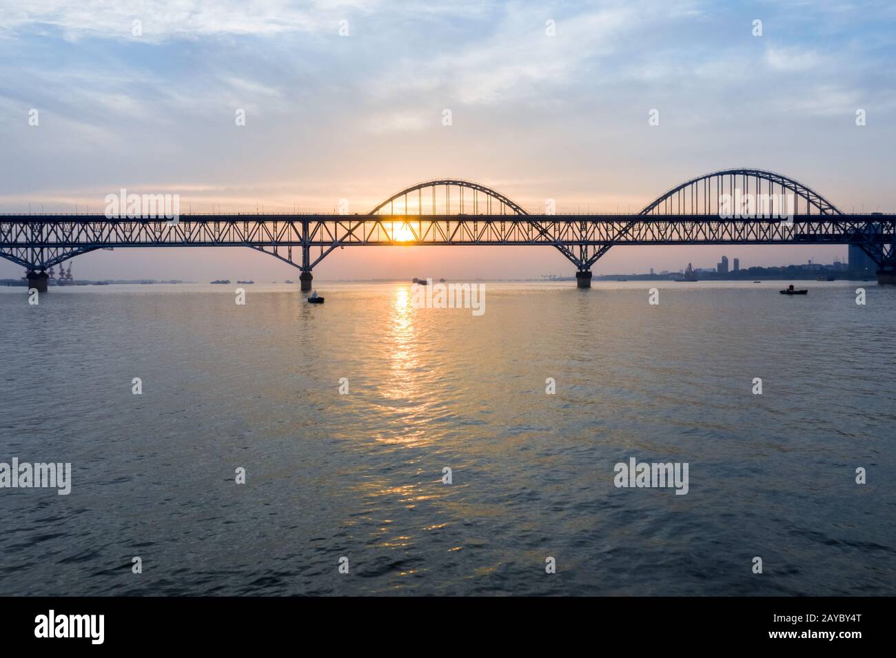 ponte sul fiume jiujiang yangtze all'alba Foto Stock