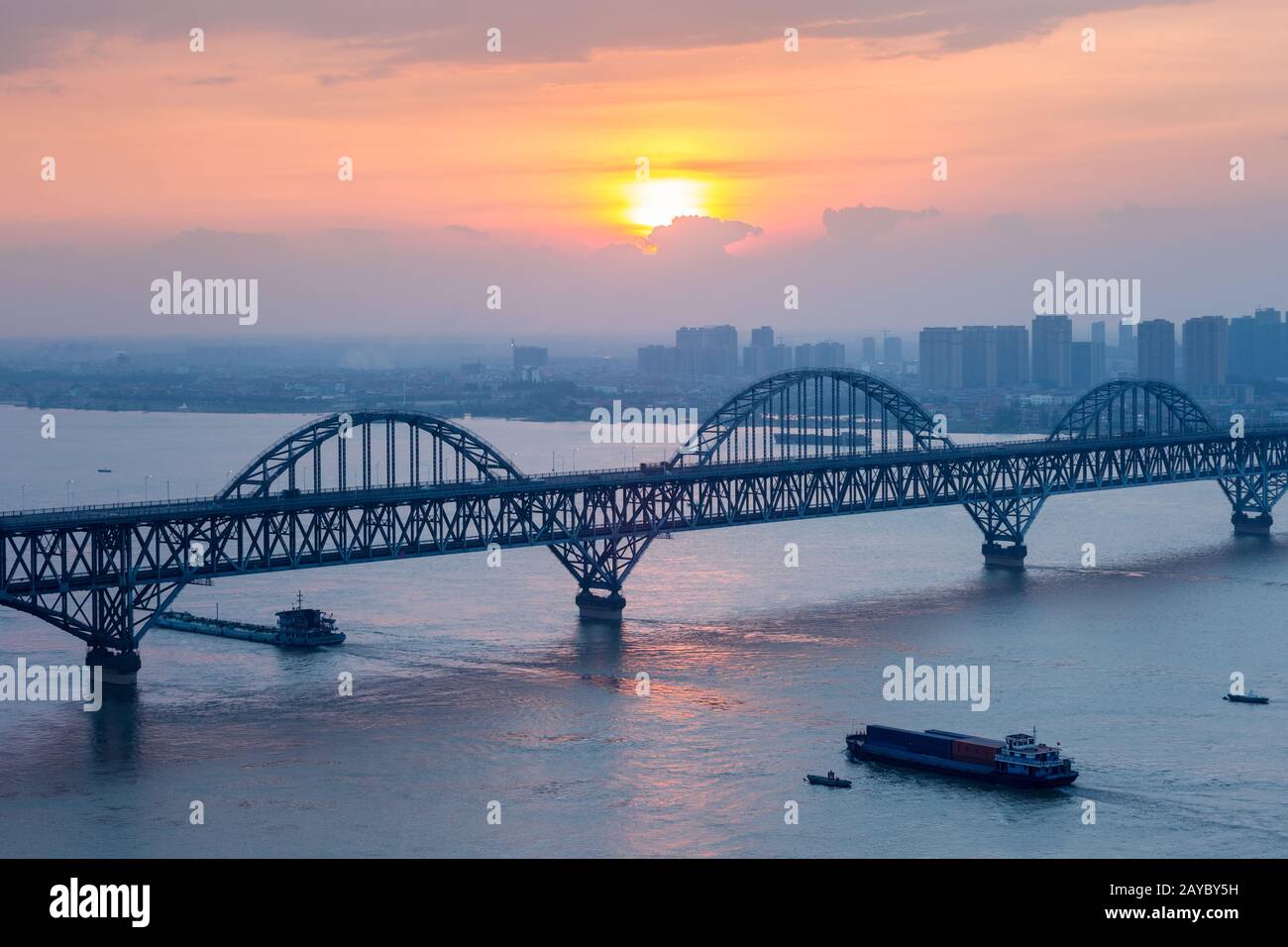 jiujiang yangtze ponte sul fiume in primo piano al tramonto Foto Stock