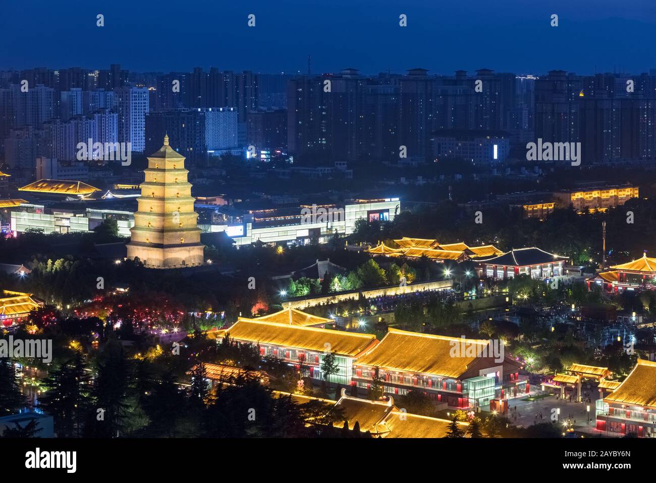 grande pagoda d'oca selvaggia in xi 'an di notte Foto Stock
