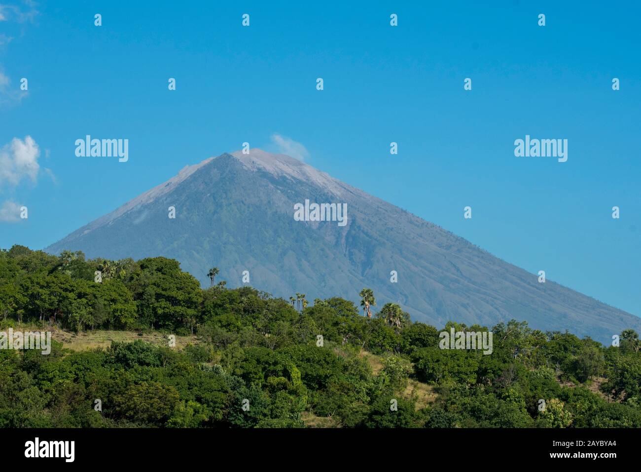Vista da Amed of Mount Agung (un vulcano attivo), Bali est, Indonesia. Foto Stock