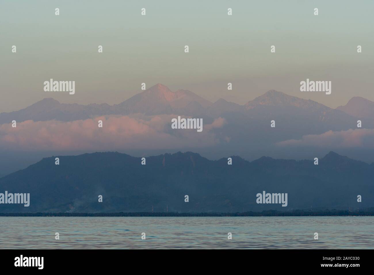 Vista dell'Isola di Lombok, Indonesia, con il Monte Rinjani o Gunung Rinjani, un vulcano attivo. Foto Stock