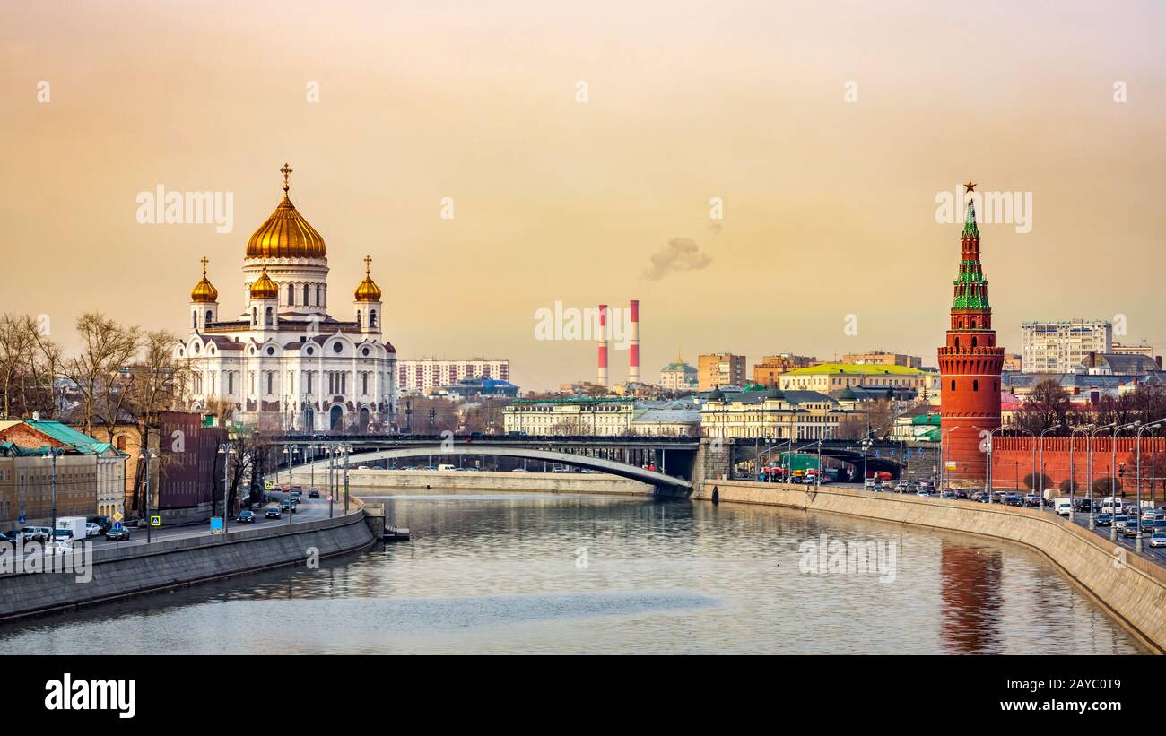 Paesaggio urbano con la bellissima Cattedrale di Cristo Salvatore e la Torre Vodovzvodnaya del Cremlino, Mosca Foto Stock