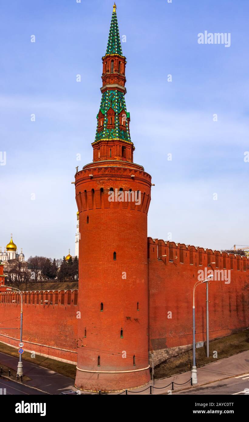 Vista verticale alla Torre Vodovzvodnaya del Cremlino e alle mura circostanti, Mosca Foto Stock
