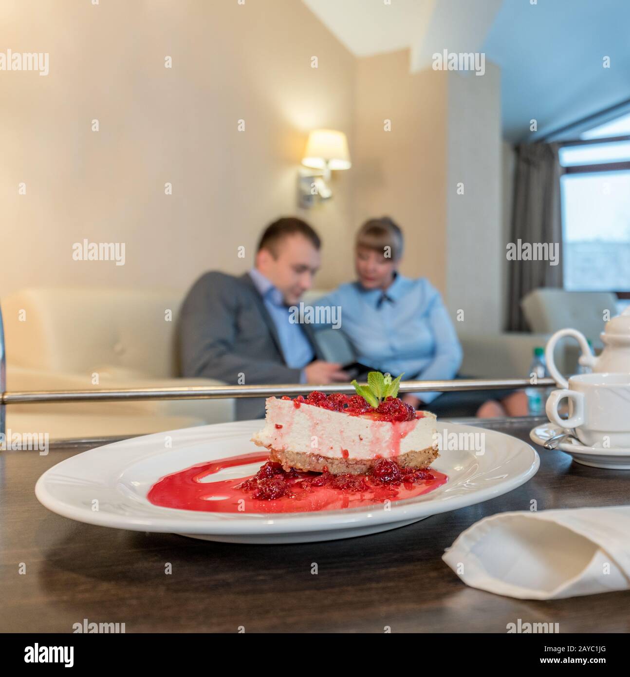 Consegna pasti in camera. Torta e utensili per il tè Foto Stock