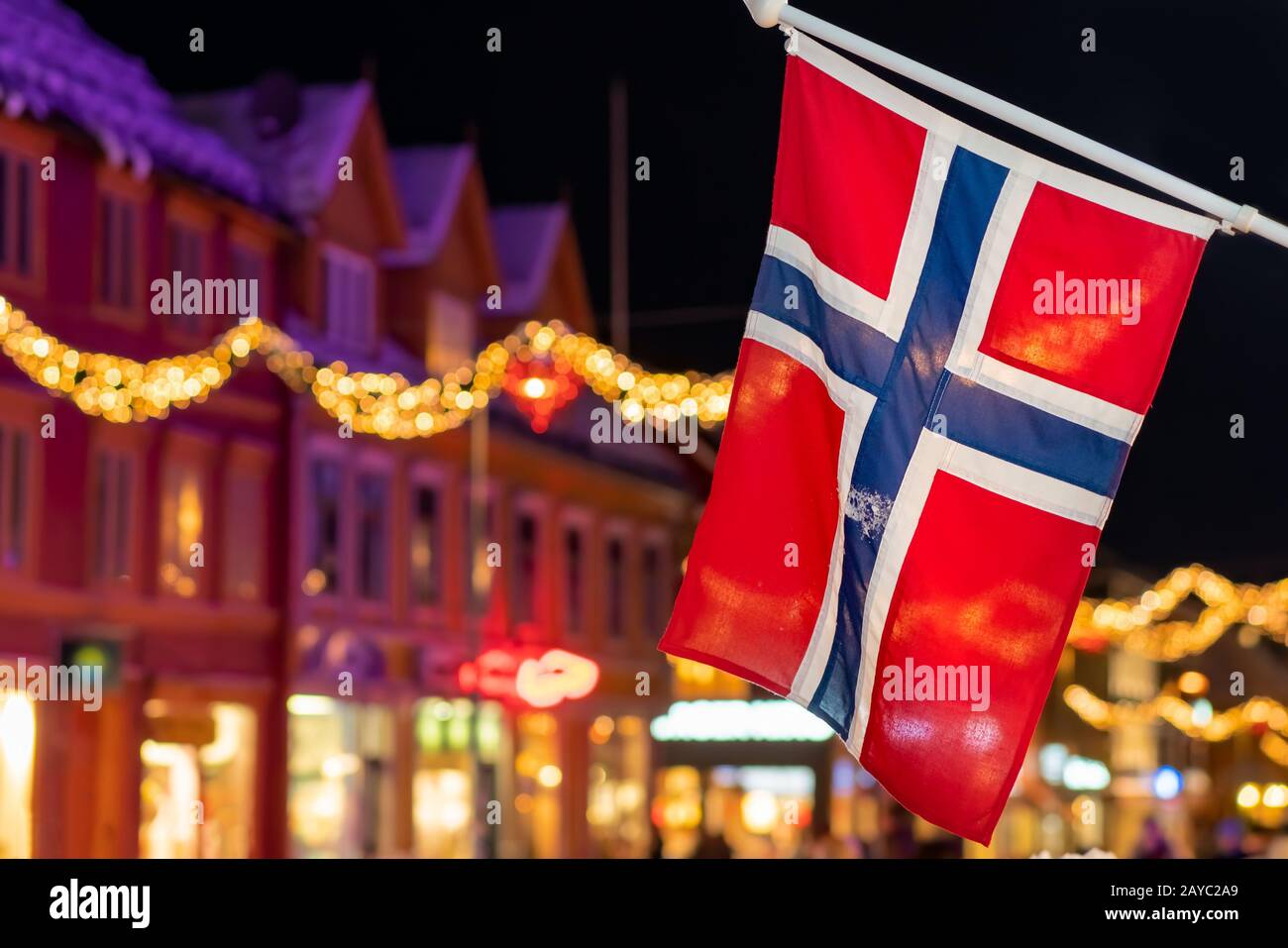 Bandiera norvegese a Tromso di notte Foto Stock