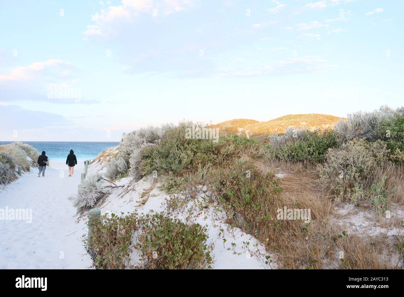 Due escursionisti visto sulla spiaggia di sabbia bianca vicino Perth Western Australia la mattina presto Foto Stock