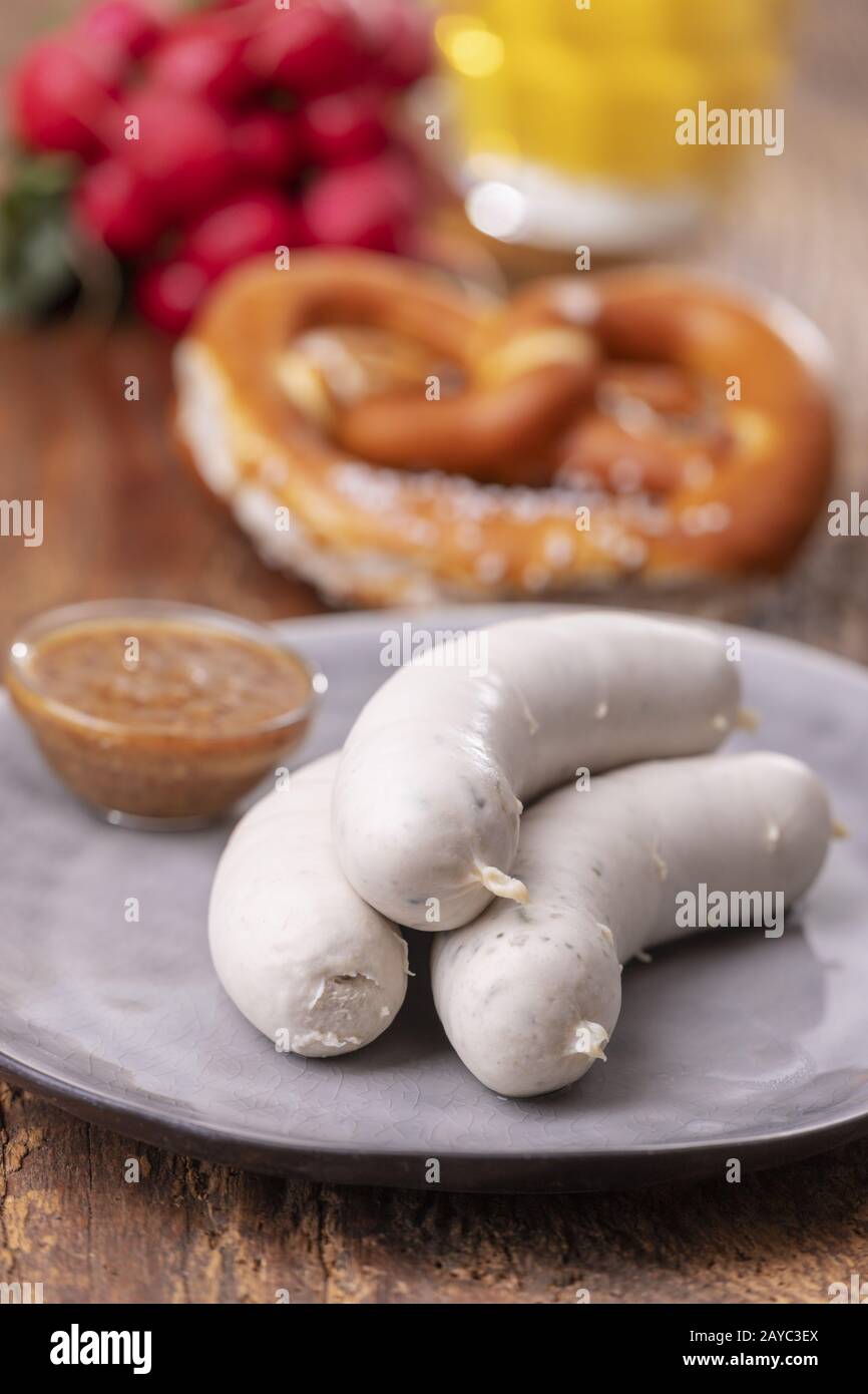 Salsiccia di vitello bavarese con pretzel Foto Stock