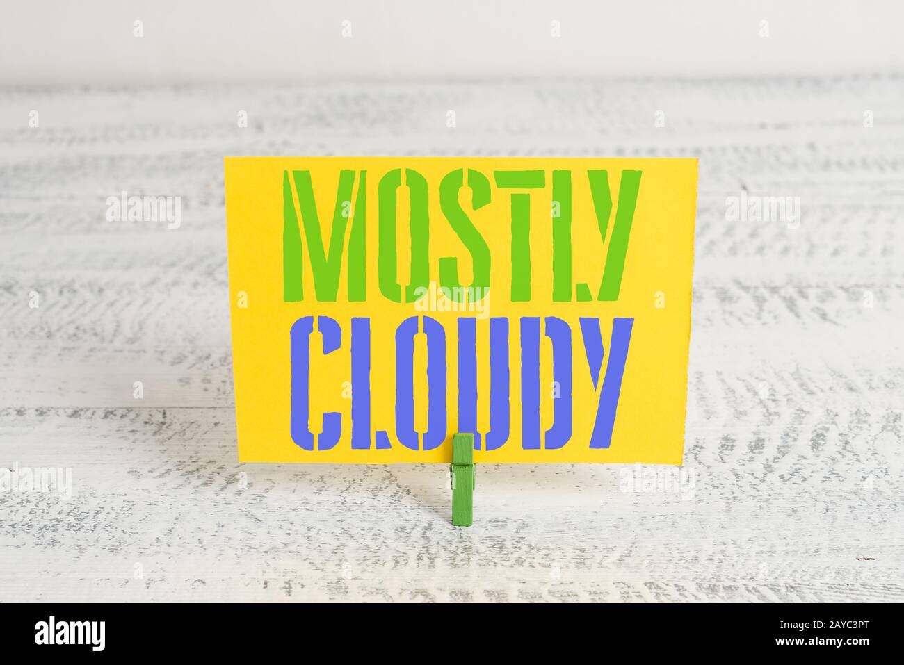 Segno di testo che mostra principalmente Cloudy. Foto concettuale Shadowy Vaporous Foggy Fluffy Nubi nebulose Skyscape verde clothespin bianco Foto Stock