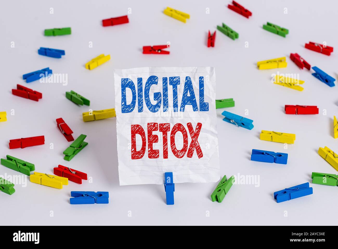 Segno di testo che mostra Digital Detox. Foto concettuale senza dispositivi elettronici scollegare per riconnettere clothespi colorati non collegati Foto Stock