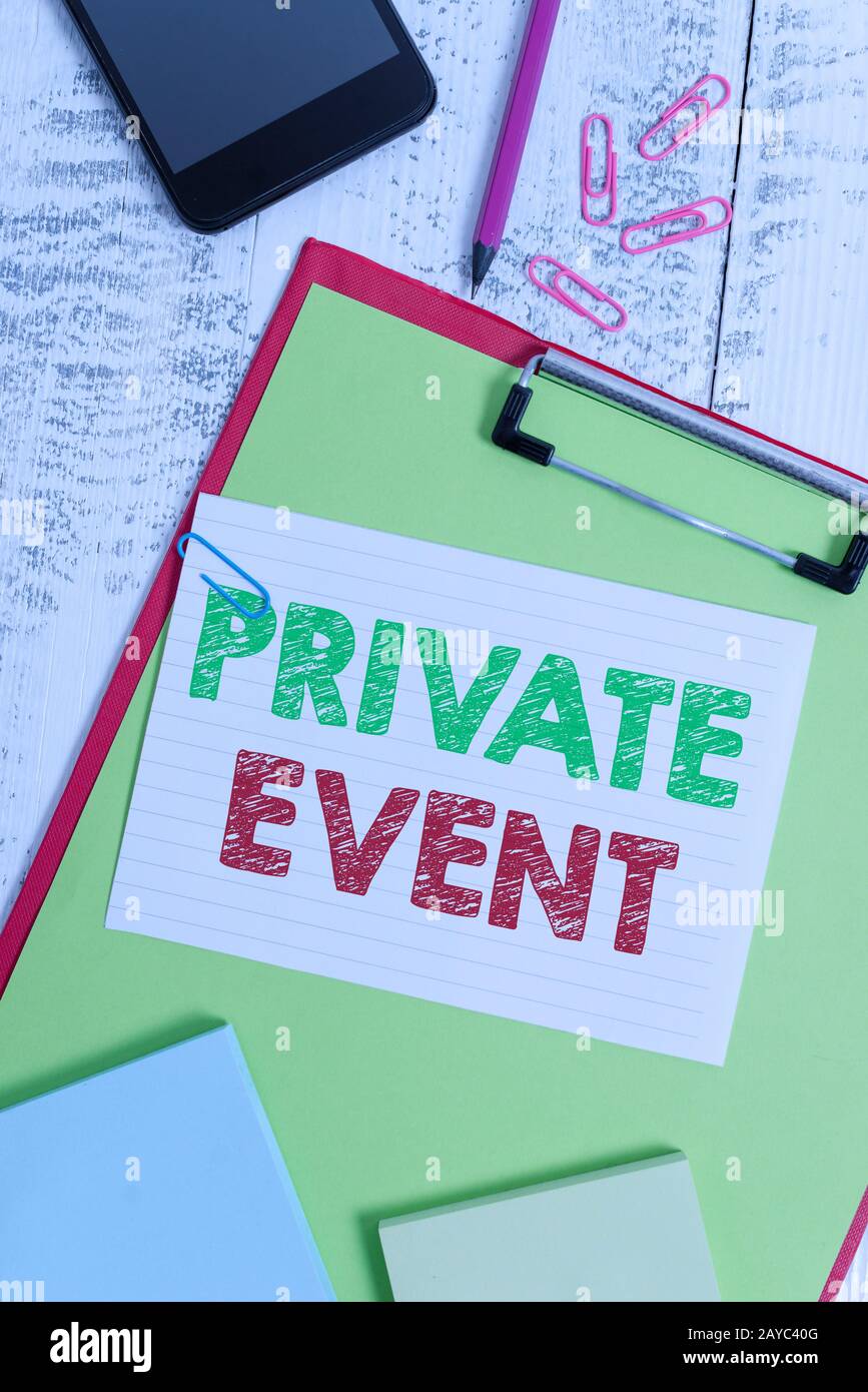 Testo per la scrittura di parole evento privato. Business Concept for Exclusive Reservations RSVP Invitational seduto Clipboard foglio matita sma Foto Stock