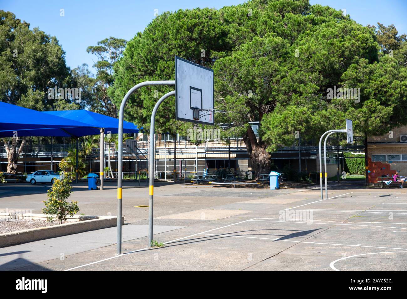 Scuola pubblica di Sydney con area sportiva esterna che include campo da pallacanestro, Sydney, Australia Foto Stock