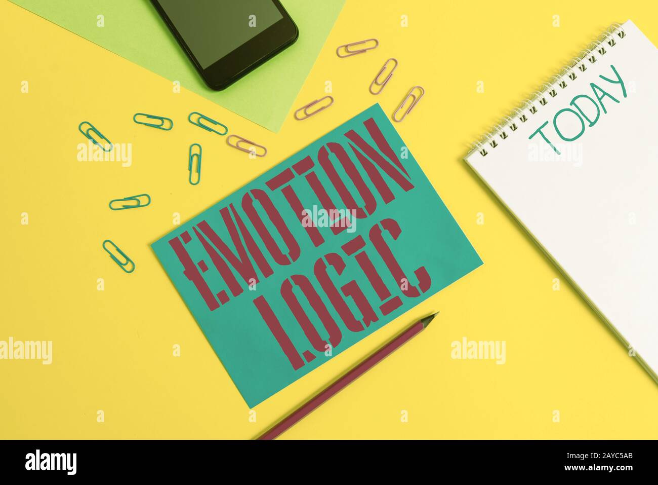 Scrittura di parole testo Emotion Logic. Concetto di business per cuore o cervello anima o intelligenza confusione equilibrio uguale vuoto spirale n Foto Stock