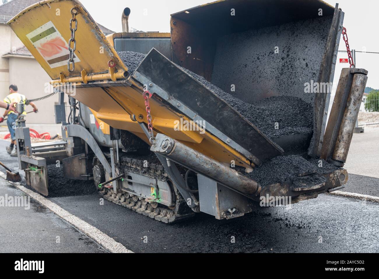Lavori di asfaltatura di una strada con asfaltatrice Foto Stock