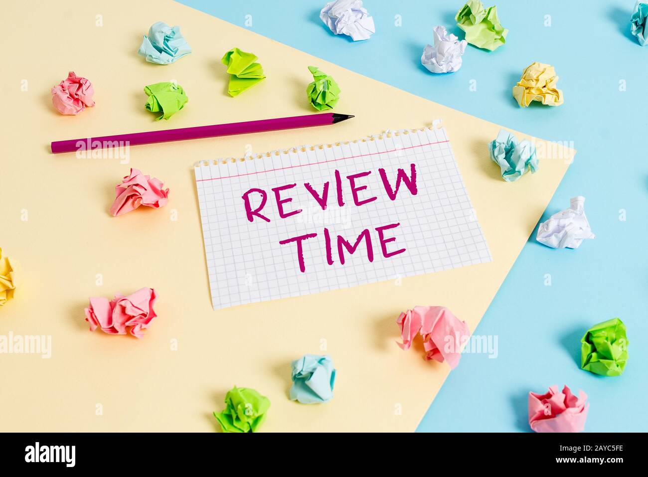 Segno di testo che indica il tempo di revisione. Foto concettuale per pensare o parlare di qualcosa di nuovo impostare il programma di revisione colorato crumpled p Foto Stock