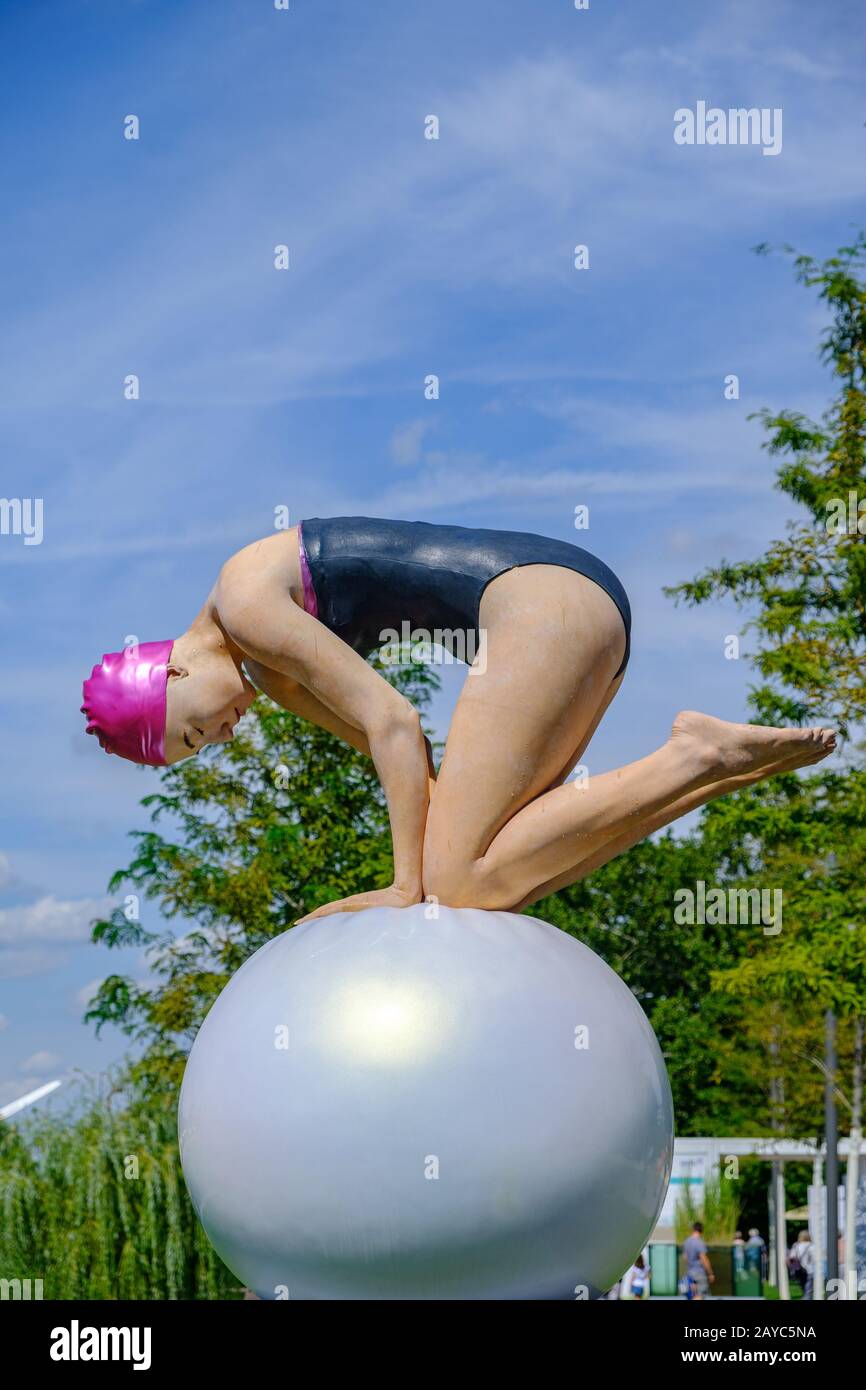 Un nuotatore e una scultura di palla di Carole A. Feuerman al 2019 Federal Garden Show BUGA a Heilbronn, Germania Foto Stock