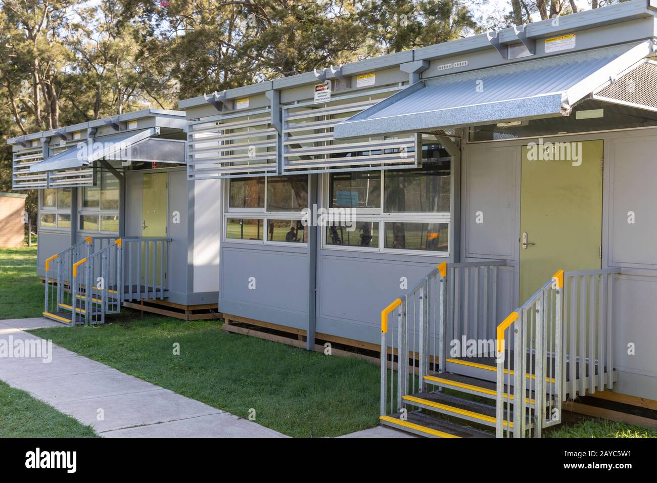 Sydney, aule smontabili presso una scuola superiore a Sydney, nuovo Galles del Sud, Australia, i demountables forniscono ulteriori spazi didattici nelle scuole Foto Stock