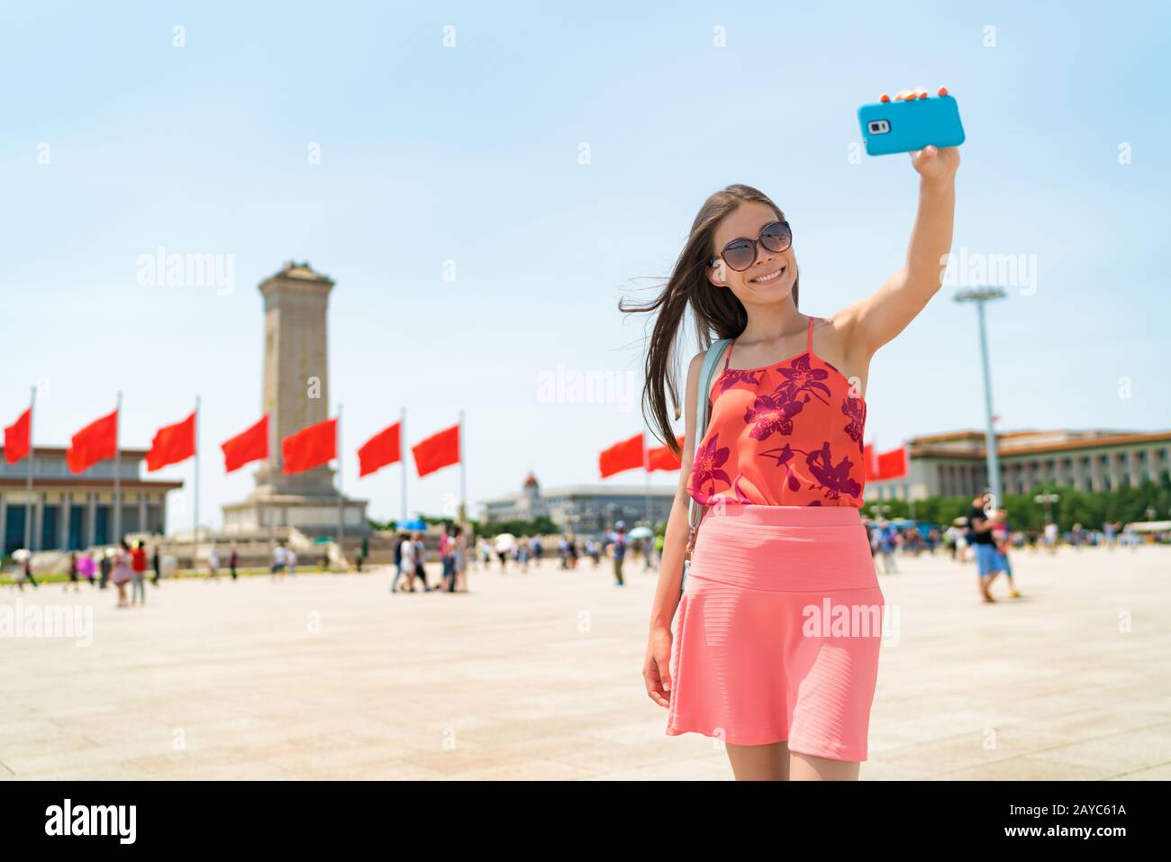 Donna turistica asiatica scattare foto selfie con telefono a Pechino, Cina. Asia viaggio famosa destinazione ragazza tenendo cellulare visitare Piazza Tiananmen, popolare attrazione turistica. Vacanze estive. Foto Stock