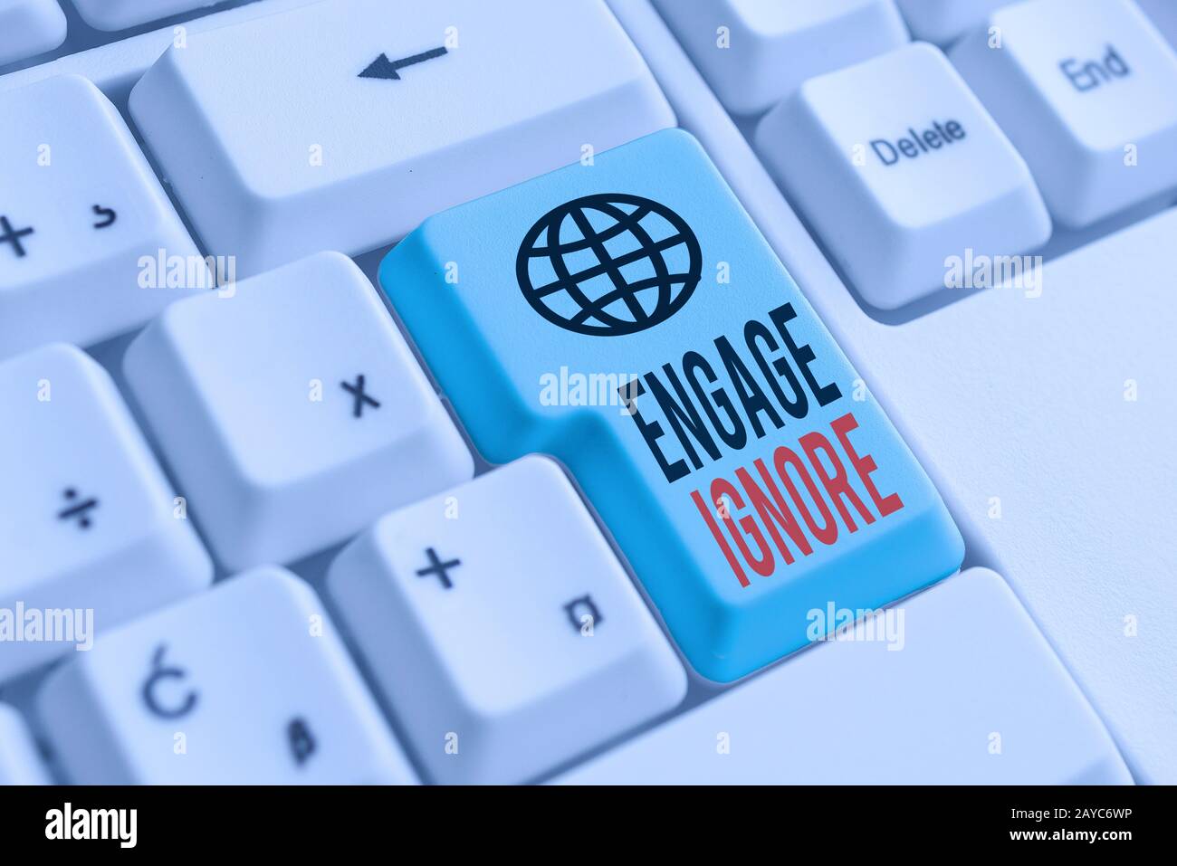 Testo per la scrittura di parole Engage Ignore. Concetto di business per il trattamento silenzioso punizione manipolativa che sbatte l'astuzia PC bianco keyboar Foto Stock