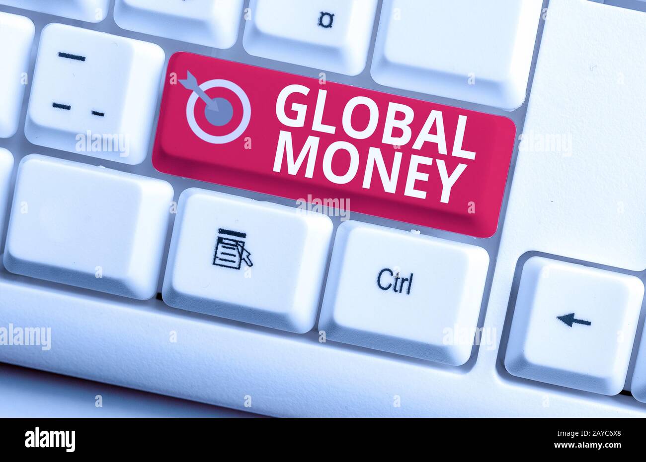 Scrittura di testo a mano scrivere denaro globale. Concetto che significa finanza internazionale la valuta mondiale ha operato globalmente il keyboar del PC bianco Foto Stock