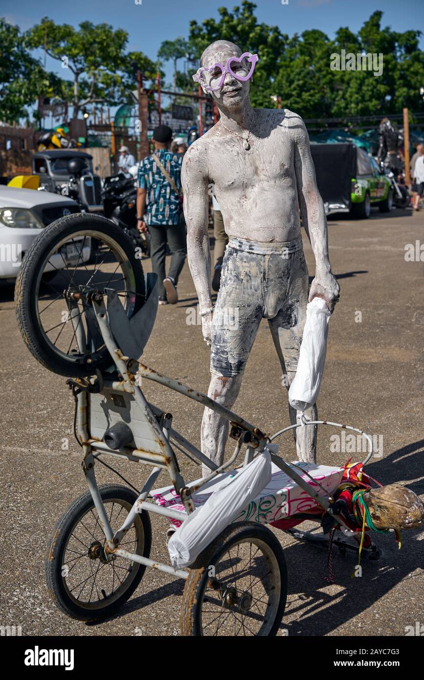 Intrattenitore di strada con tutto il corpo ricoperto di polvere bianca, Thailandia Sud-Est asiatico Foto Stock