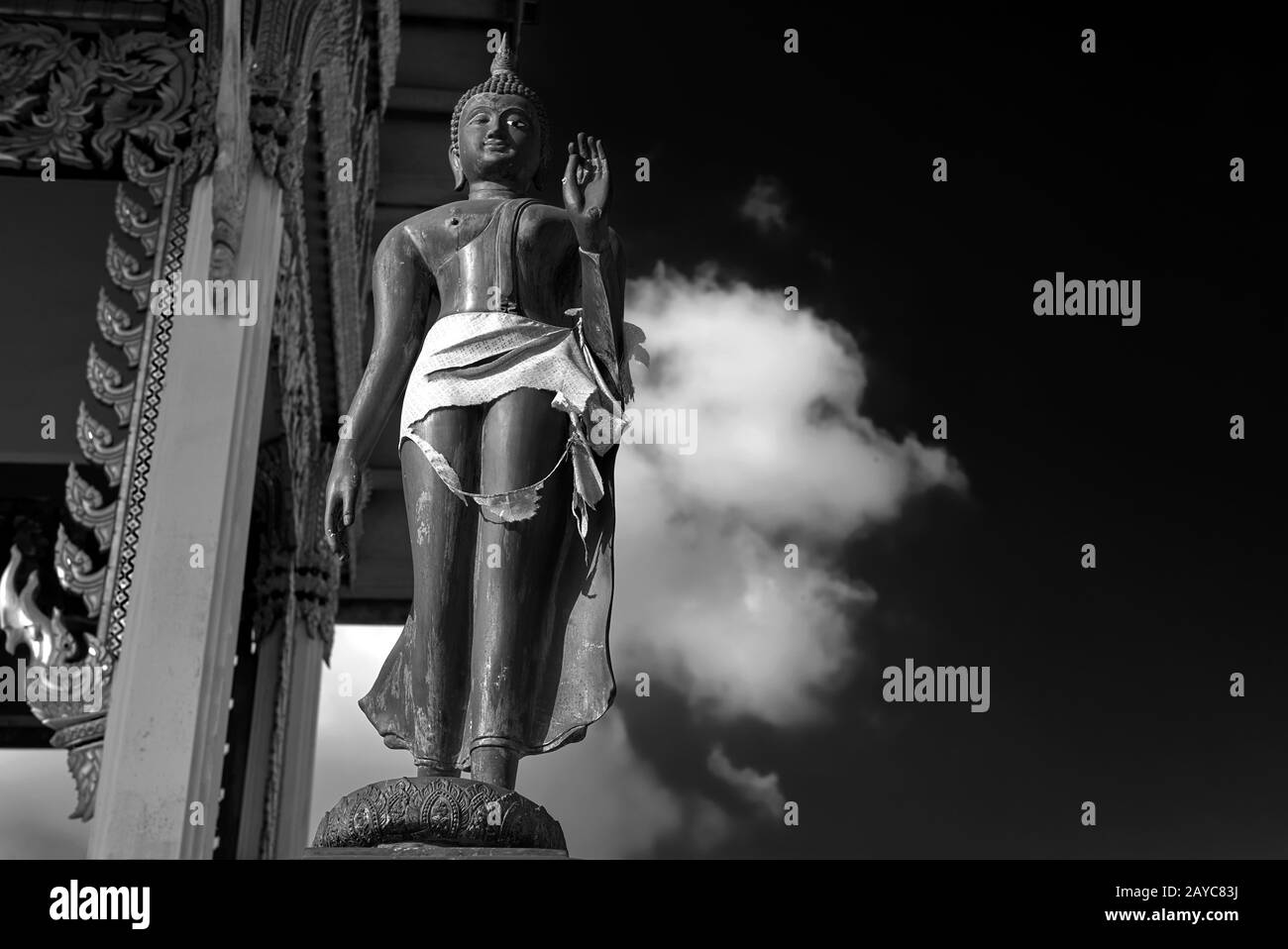 Statua del Buddha con palma a mano aperta, tempio della Thailandia, Asia sudorientale, fotografia in bianco e nero Foto Stock