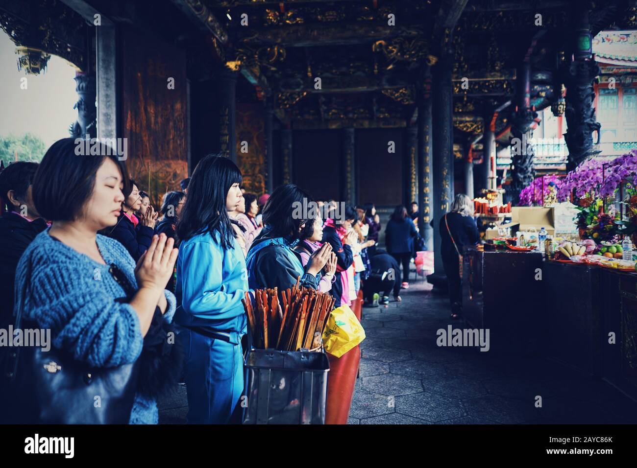 Gruppo di donne cinesi che pregano al tempio cinese Foto Stock