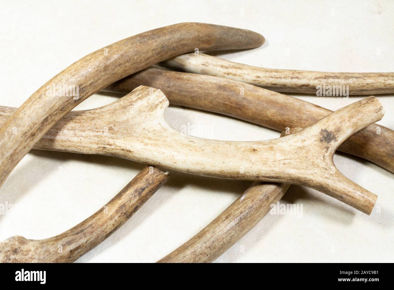 Tagliare pezzi di rulli di rinvio Foto Stock